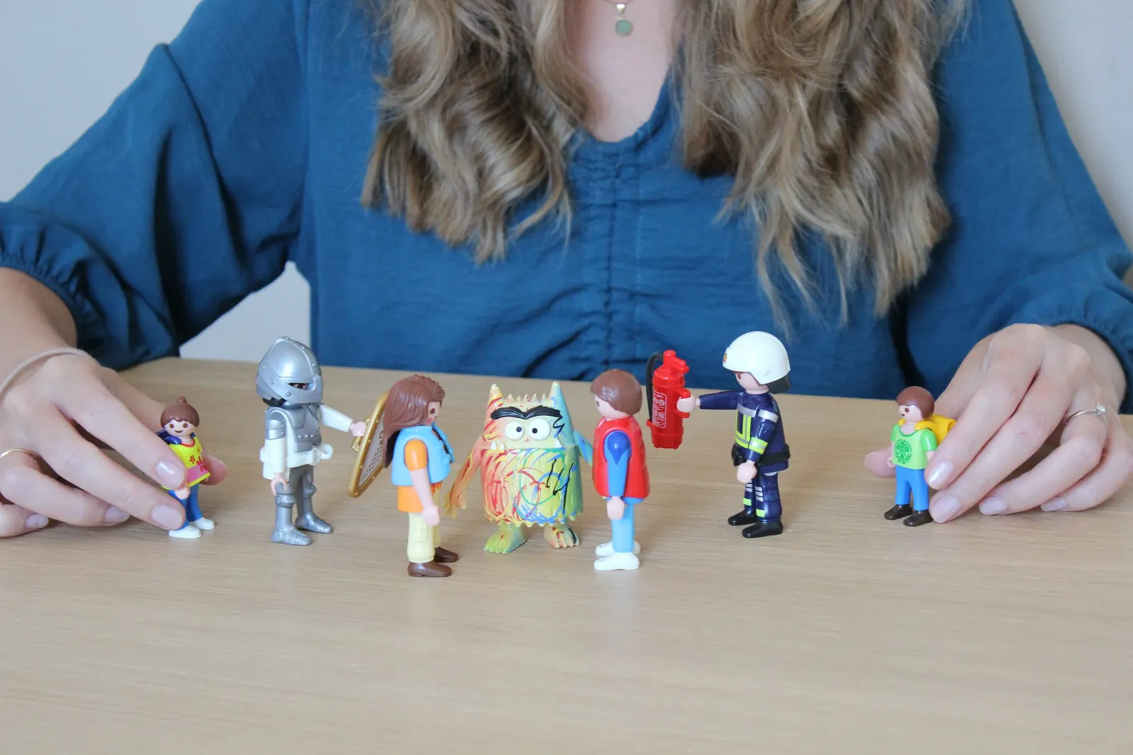 Manos colocando figuras sobre la mesa para construir un mapa de partes