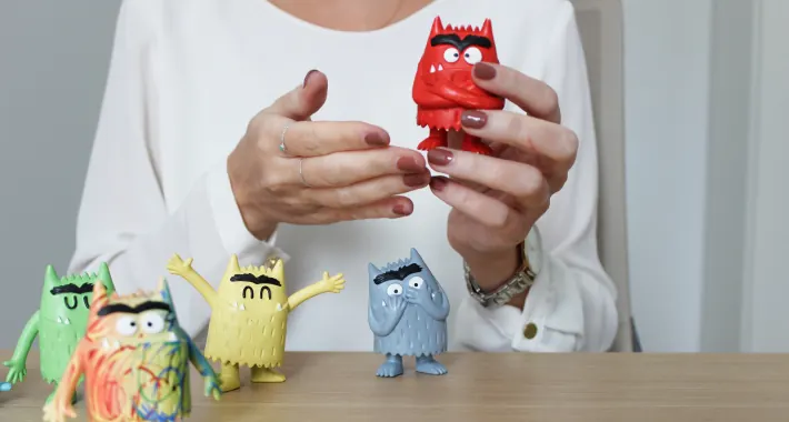 Figuras de monstruos de colores usadas como herramienta proyectiva en terapia